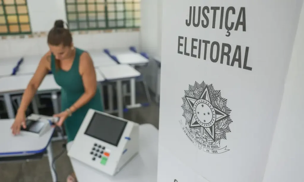 Brasília (DF), 24/10/2026 - Mesários preparam urnas eletrônicas em escola pública para o segundo turno das Eleições 2026, que será realizado neste domingo (25). Foto: Joédson Alves/Agência Brasil