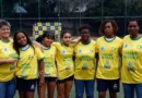 Rio de Janeiro (RJ), 21/10/2026 – Ex-jogadoras da seleção brasileira feminina de futebol Marisa, Fia e Pelé participam de atividades com alunas da rede pública de ensino na Escola Municipal Juan Antônio Samaranch, com o projeto Pioneiras nas Escolas. Foto: Fernando Frazão/Agência Brasil