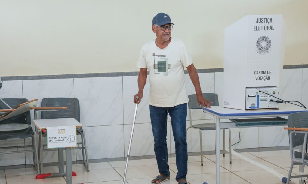 Brasília (DF), 04/10/2026 - Eleitores comparecem às seções eleitorais na manhã deste domingo para participar do primeiro turno das Eleições 2026. As imagens mostram o momento da votação nas salas onde estão instaladas as urnas eletrônicas. Foto: Joédson Alves/Agência Brasil