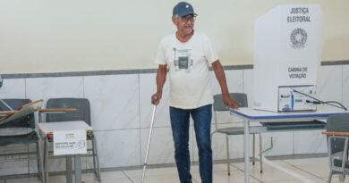 Brasília (DF), 04/10/2026 - Eleitores comparecem às seções eleitorais na manhã deste domingo para participar do primeiro turno das Eleições 2026. As imagens mostram o momento da votação nas salas onde estão instaladas as urnas eletrônicas. Foto: Joédson Alves/Agência Brasil