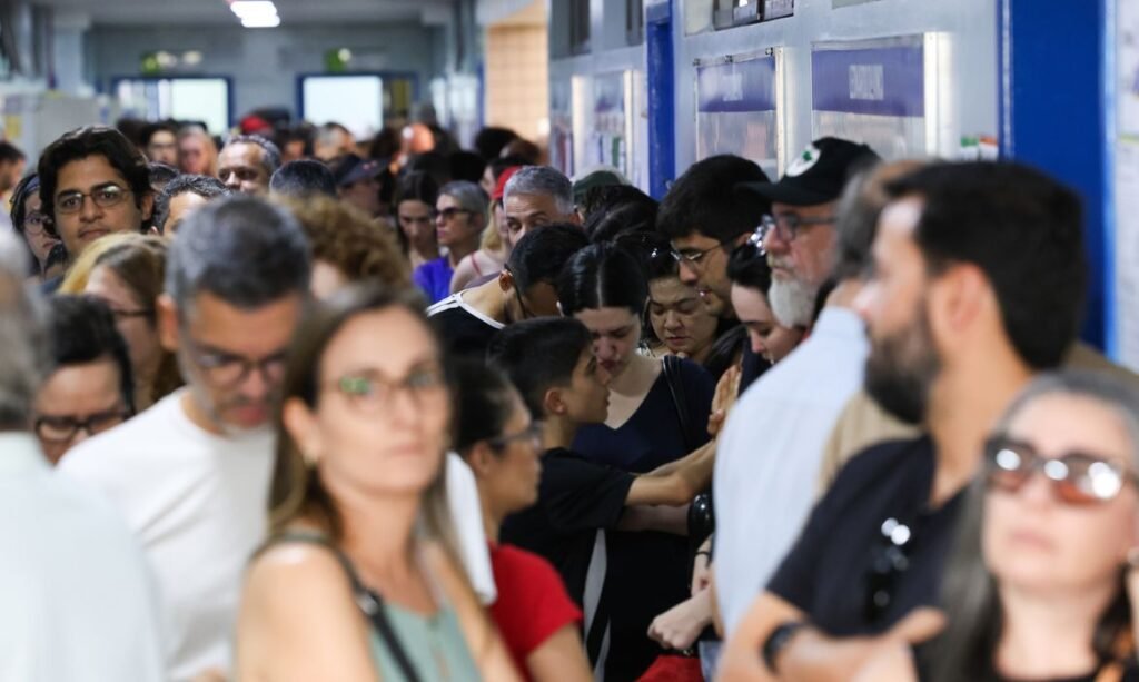 Brasília – DF – 04/10/2026 - Votação do primeiro turno. Eleitores na fila de votação no Colégio Leonardo da Vici. FOTO: Lula Marques/Agência Brasil.