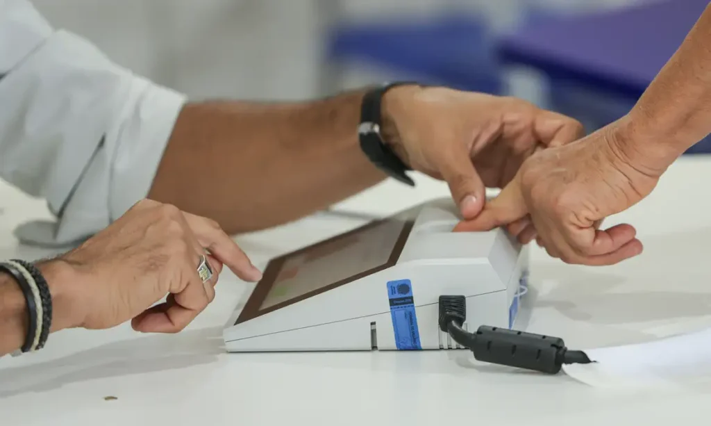 Brasília (DF), 04/10/2026 - Eleitores comparecem às seções eleitorais na manhã deste domingo para participar do primeiro turno das Eleições 2026. As imagens mostram o momento da votação nas salas onde estão instaladas as urnas eletrônicas. Foto: Joédson Alves/Agência Brasil
