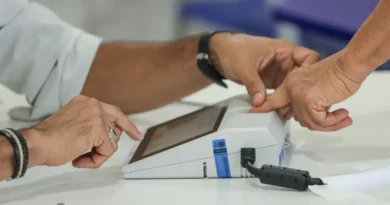 Brasília (DF), 04/10/2026 - Eleitores comparecem às seções eleitorais na manhã deste domingo para participar do primeiro turno das Eleições 2026. As imagens mostram o momento da votação nas salas onde estão instaladas as urnas eletrônicas. Foto: Joédson Alves/Agência Brasil