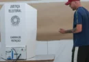 Brasília (DF), 04/10/2026 - Eleitores comparecem às seções eleitorais na manhã deste domingo para participar do primeiro turno das Eleições 2026. As imagens mostram o momento da votação nas salas onde estão instaladas as urnas eletrônicas. Foto: Joédson Alves/Agência Brasil
