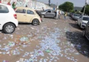 Brasília (DF), 04/10/2026 - Material de propaganda eleitoral é encontrado espalhado em frente a uma escola durante o primeiro turno das Eleições 2026, neste domingo. A distribuição de santinhos e a prática de boca de urna são proibidas no dia da votação. Foto: Joédson Alves/Agência Brasil