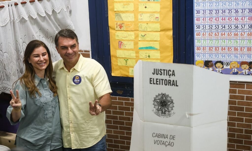 Rio de Janeiro (RJ), 25/10/2026 – O senador Flávio Bolsonaro, e candidato a presidência, vota na Escola Municipal Barão Homem de Mello, em Vila Isabel na zona norte do Rio de Janeiro. Foto: Tomaz Silva/Agência Brasil