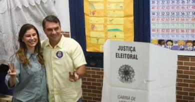 Rio de Janeiro (RJ), 25/10/2026 – O senador Flávio Bolsonaro, e candidato a presidência, vota na Escola Municipal Barão Homem de Mello, em Vila Isabel na zona norte do Rio de Janeiro. Foto: Tomaz Silva/Agência Brasil