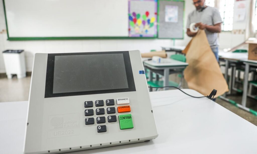 Brasília (DF), 24/10/2026 - Mesários preparam urnas eletrônicas em escola pública para o segundo turno das Eleições 2026, que será realizado neste domingo (25). Foto: Joédson Alves/Agência Brasil