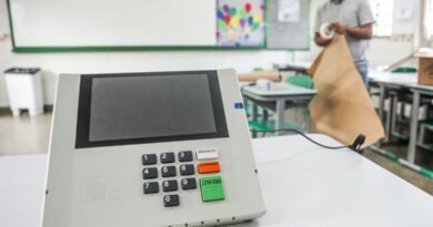 Brasília (DF), 24/10/2026 - Mesários preparam urnas eletrônicas em escola pública para o segundo turno das Eleições 2026, que será realizado neste domingo (25). Foto: Joédson Alves/Agência Brasil