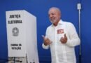 Presidente Luiz Inácio Lula da Silva faz gesto após votar no segundo turno das eleições presidenciais, em São Bernardo do Campo (SP), em 25 de outubro de 2026. REUTERS/Amanda Perobelli