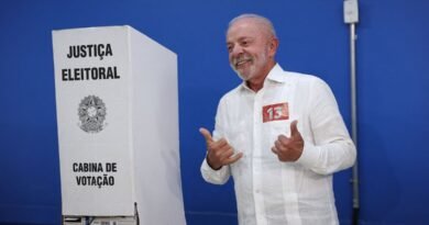 Presidente Luiz Inácio Lula da Silva faz gesto após votar no segundo turno das eleições presidenciais, em São Bernardo do Campo (SP), em 25 de outubro de 2026. REUTERS/Amanda Perobelli