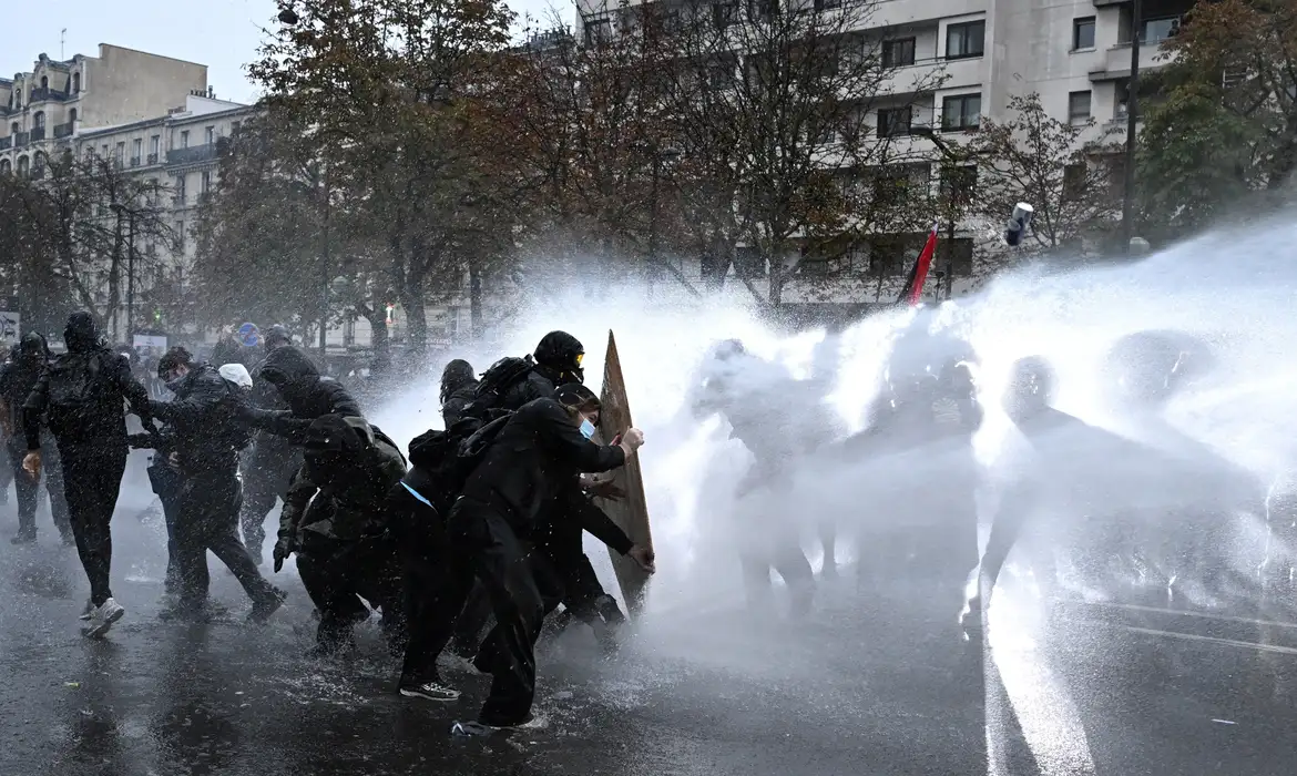 Grupos de protesto e sindicatos na França convocam novas manifestações