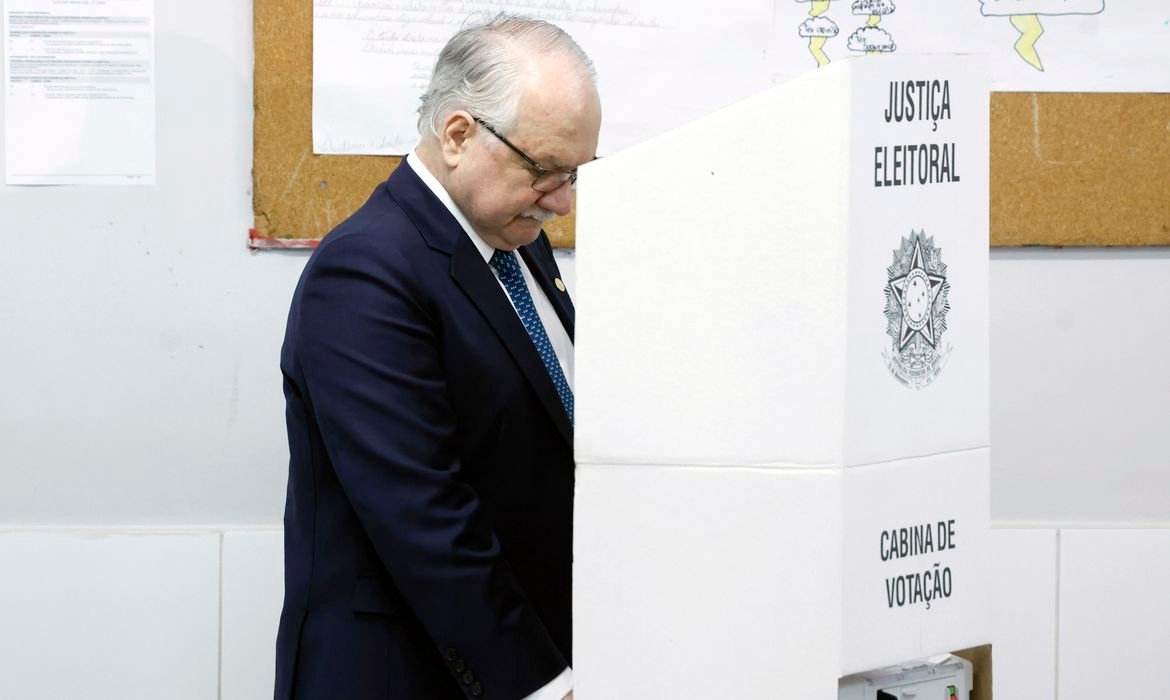 Vontade das urnas precisa ser respeitada, afirma Fachin após votar