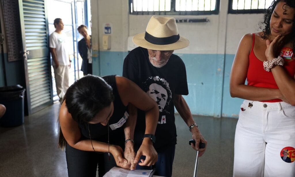 Brasília (DF), 25/10/2026 - Eleitores em dia de votação das Eleições 2026, na Escola Classe 01 do Varjão. Foto: Valter Campanato/Agência Brasil