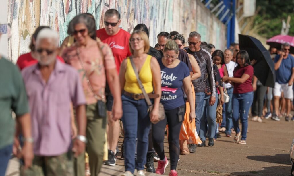 Brasília (DF), 25/10/2026 - Eleitores formam filas em locais de votação na manhã deste domingo, durante a abertura das seções eleitorais para o segundo turno das Eleições 2026 Foto: Joédson Alves/Agência Brasil