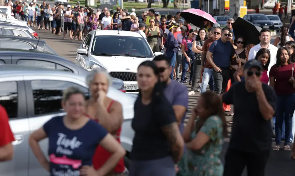 Brasília (DF), 25/10/2026 - Eleitores formam filas em locais de votação na manhã deste domingo, durante a abertura das seções eleitorais para o segundo turno das Eleições 2026 Foto: Joédson Alves/Agência Brasil