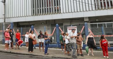 Rio de Janeiro (RJ), 25/10/2026 – Eleitores aguardam ônibus na porta do Centro Universitário Augusto Motta (UNISUAM), na zona norte do Rio de Janeiro. Foto: Tomaz Silva/Agência Brasil