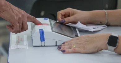Brasília (DF), 25/10/2026 - Eleitores comparecem às seções eleitorais na manhã deste domingo para participar do segundo turno das Eleições 2026. As imagens mostram o momento da votação nas salas onde estão instaladas as urnas eletrônicas. Foto: Joédson Alves/Agência Brasil