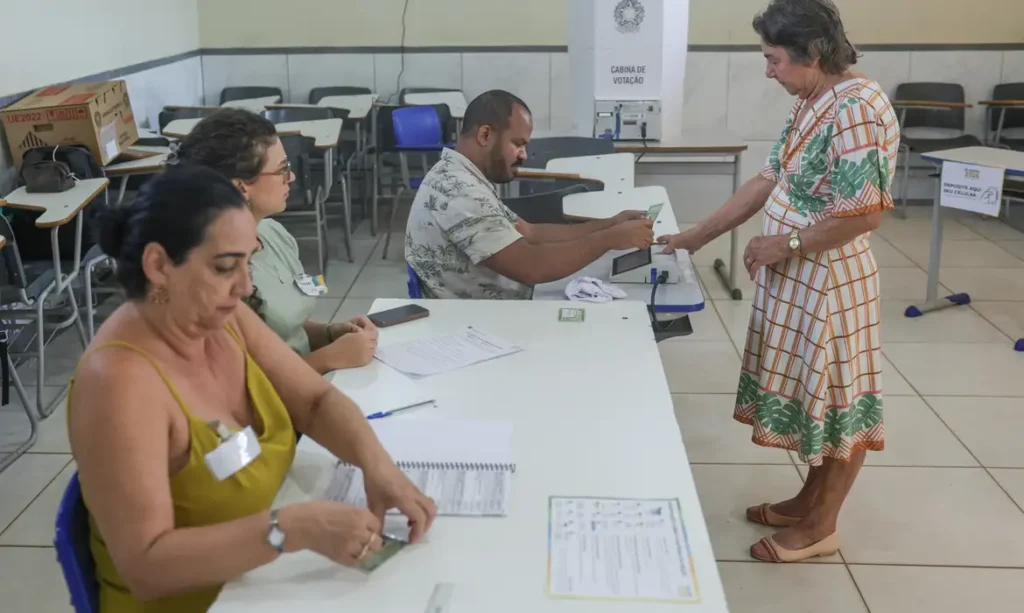 Brasília (DF), 25/10/2026 - Eleitores comparecem às seções eleitorais na manhã deste domingo para participar do segundo turno das Eleições 2026. As imagens mostram o momento da votação nas salas onde estão instaladas as urnas eletrônicas. Foto: Joédson Alves/Agência Brasil