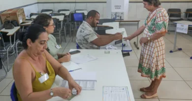 Brasília (DF), 25/10/2026 - Eleitores comparecem às seções eleitorais na manhã deste domingo para participar do segundo turno das Eleições 2026. As imagens mostram o momento da votação nas salas onde estão instaladas as urnas eletrônicas. Foto: Joédson Alves/Agência Brasil