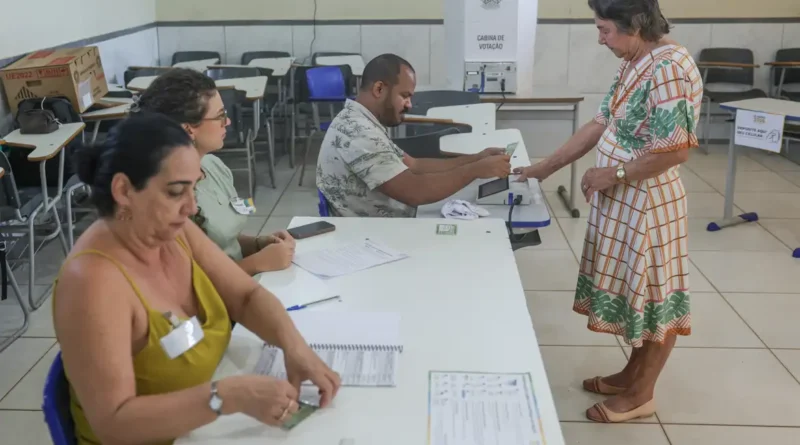 Brasília (DF), 25/10/2026 - Eleitores comparecem às seções eleitorais na manhã deste domingo para participar do segundo turno das Eleições 2026. As imagens mostram o momento da votação nas salas onde estão instaladas as urnas eletrônicas. Foto: Joédson Alves/Agência Brasil