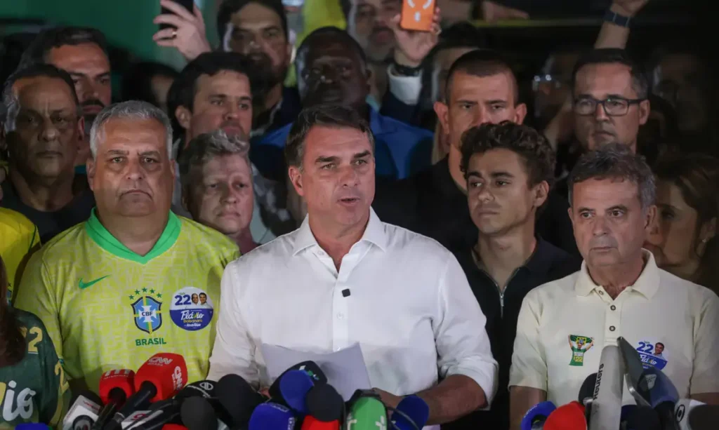 Brasília (DF), 25/10/2026 - O candidato à Presidência da República, senador Flávio Bolsonaro (PL), fala com jornalistas após ser derrotado no segundo turno das eleições pelo candidato Luiz Inácio Lula da Silva (PT). Foto: Joédson Alves/Agência Brasil.