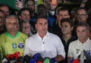 Brasília (DF), 25/10/2026 - O candidato à Presidência da República, senador Flávio Bolsonaro (PL), fala com jornalistas após ser derrotado no segundo turno das eleições pelo candidato Luiz Inácio Lula da Silva (PT). Foto: Joédson Alves/Agência Brasil.