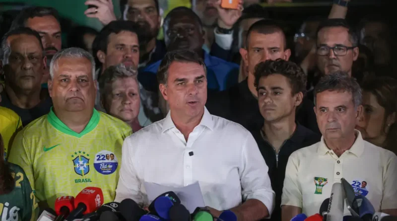 Brasília (DF), 25/10/2026 - O candidato à Presidência da República, senador Flávio Bolsonaro (PL), fala com jornalistas após ser derrotado no segundo turno das eleições pelo candidato Luiz Inácio Lula da Silva (PT). Foto: Joédson Alves/Agência Brasil.