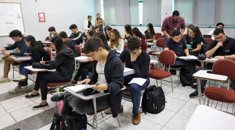 Brasília (DF), 24/10/2024 - Alunos do colégio Galois em sala de aula na preparação dos últimos dias antes da prova do Enem 2024. Foto: José Cruz/Agência Brasil