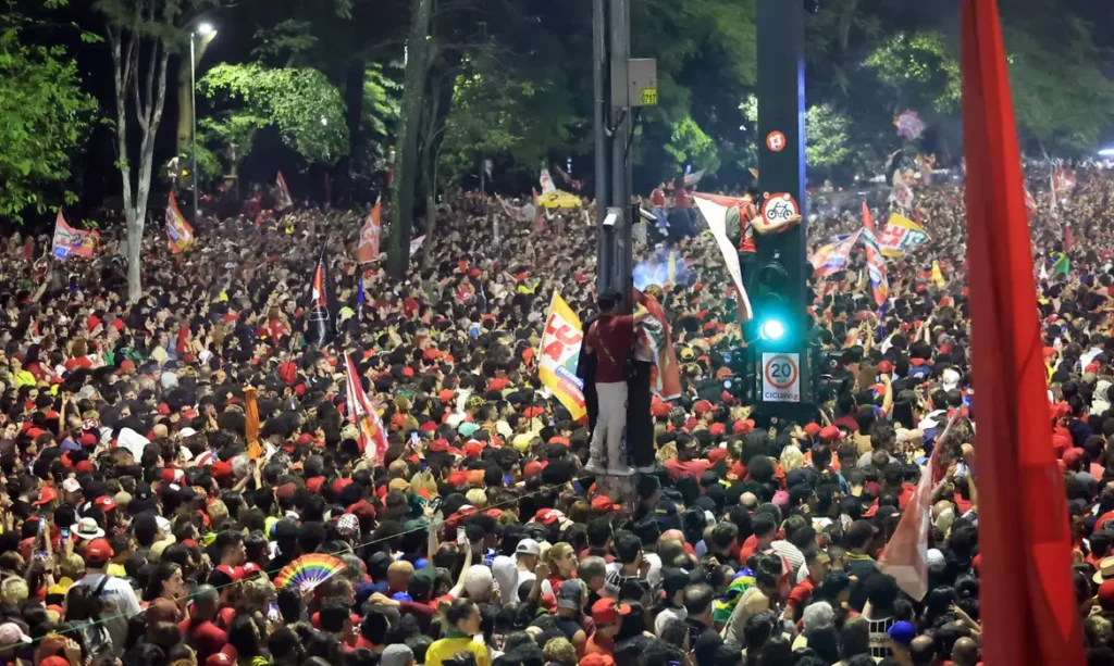 São Paulo (SP), 25/10/2026 - Eleitores comemoram a vitória e reeleição do presidente Luiz Inácio Lula da Silva na avenida Paulista. Foto: Paulo Pinto/Agencia Brasil
