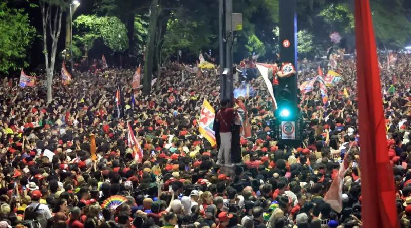 São Paulo (SP), 25/10/2026 - Eleitores comemoram a vitória e reeleição do presidente Luiz Inácio Lula da Silva na avenida Paulista. Foto: Paulo Pinto/Agencia Brasil