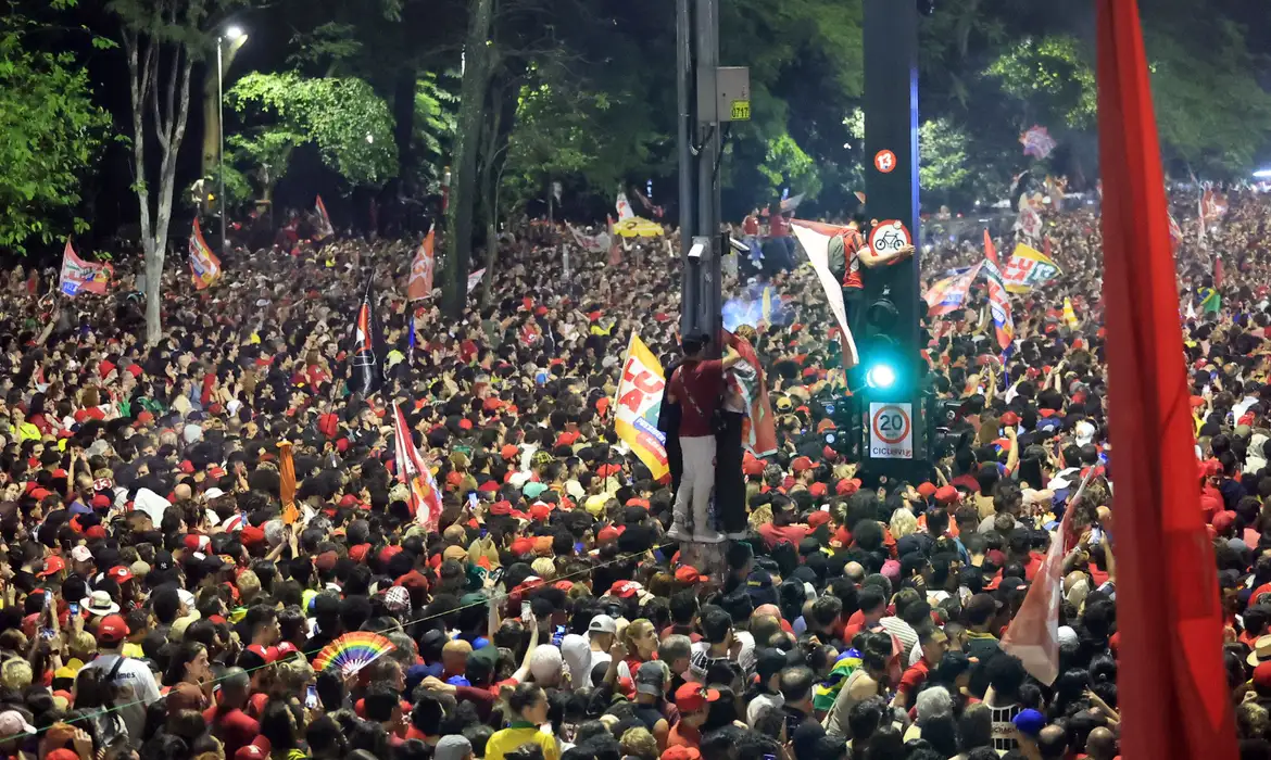São Paulo (SP), 25/10/2026 - Eleitores comemoram a vitória e reeleição do presidente Luiz Inácio Lula da Silva na avenida Paulista. Foto: Paulo Pinto/Agencia Brasil