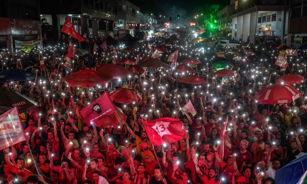 Brasília 25/10/2026 - Milhares de pessoas vão as ruas de Brasília para comemorar a vitória do presidente Lula, nas Eleições de 2026, fechando a rua da comercial da 404 E 405 norte. Foto: Rafa Neddermeyer/Agência Brasil