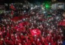 Brasília 25/10/2026 - Milhares de pessoas vão as ruas de Brasília para comemorar a vitória do presidente Lula, nas Eleições de 2026, fechando a rua da comercial da 404 E 405 norte. Foto: Rafa Neddermeyer/Agência Brasil
