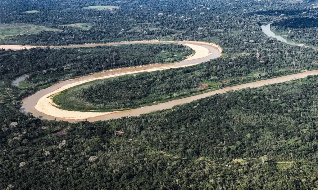 13/10/2026 - Acre - O rio Tejo corta a floresta amazônica no Acre, entre Cruzeiro do Sul e Marechal Thaumaturgo. Rios, mata nativa, biodiversidade e comunidades ribeirinhas compõem a paisagem natural de uma das regiões mais remotas da Amazônia brasileira. Foto: Rafa Neddermeyer/Agência Brasil