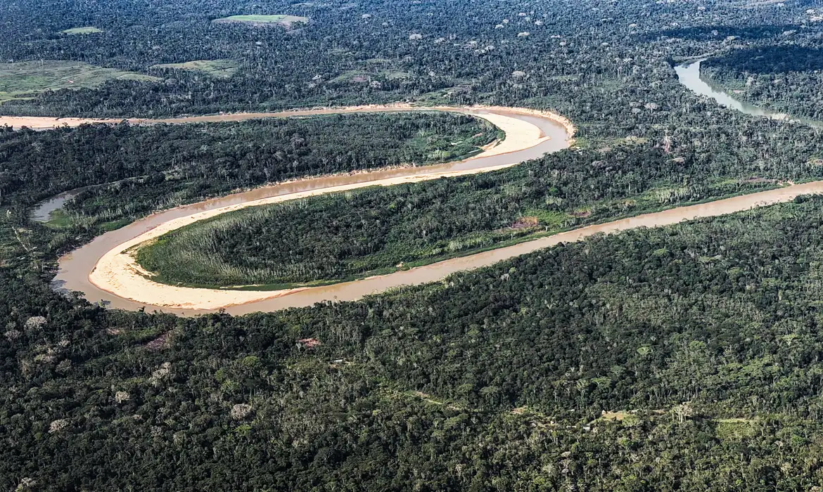 13/10/2026 - Acre - O rio Tejo corta a floresta amazônica no Acre, entre Cruzeiro do Sul e Marechal Thaumaturgo. Rios, mata nativa, biodiversidade e comunidades ribeirinhas compõem a paisagem natural de uma das regiões mais remotas da Amazônia brasileira. Foto: Rafa Neddermeyer/Agência Brasil