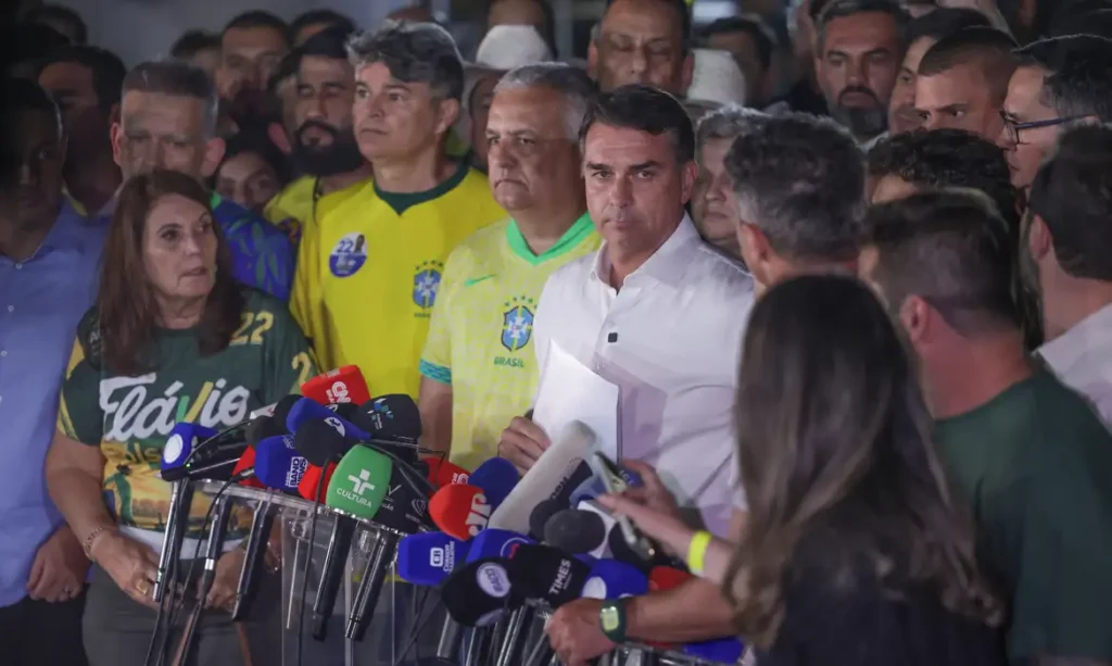 Brasília (DF), 25/10/2026 - O candidato à Presidência da República, senador Flávio Bolsonaro (PL), fala com jornalistas após ser derrotado no segundo turno das eleições pelo candidato Luiz Inácio Lula da Silva (PT). Foto: Joédson Alves/Agência Brasil.