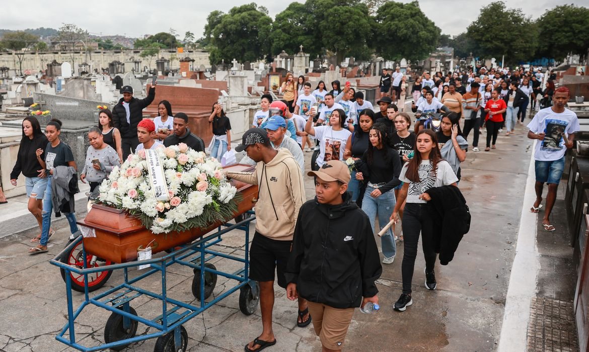 Rio de Janeiro (RJ), 31/10/2025 – Sepultamento de Ravel Rios uma das vitimas da operação contenção, no cemitério de cemitério de Inhaúma. Foto: Joédson Alves/Agência Brasil