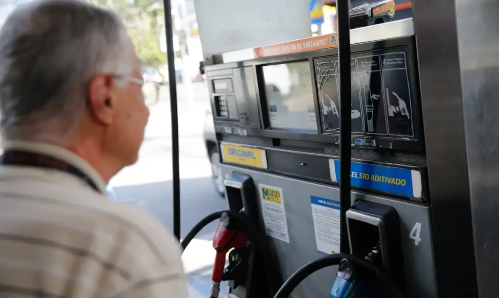 Greve de caminhoneiros causa desabastecimento de combustível em postos de gasolina da cidade de Teresópolis, na região serrana do Rio de Janeiro.