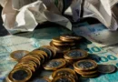 10/07/2026 - Brasília - dinheiro, moeda, real, reais, cédula, cédulas, nota, notas, moeda brasileira, dinheiro brasileiro, inflação, inflação alta, deflação, economia, economia brasileira, mercado, mercado financeiro, finanças, finanças pessoais, orçamento, orçamento doméstico, renda, renda familiar, salário, salário mínimo, remuneração, vencimento, pagamento, poder de compra, custo de vida, custo dos alimentos, aumento de preços, alta dos preços, carestia, desvalorização, valorização, perda do poder de compra, crise econômica, recessão, crescimento econômico, consumo, consumidor, compras, supermercado, cesta básica, despesas, gastos, contas, contas a pagar, boletos, dívida, dívidas, endividamento, inadimplência, poupança, economia doméstica, investimento, investimentos, aplicações financeiras, juros, taxa de juros, taxa Selic, Banco Central, crédito, empréstimo, financiamento, cartão de crédito, débito, PIX, transferência bancária, banco, instituição financeira, orçamento familiar, planejamento financeiro, reserva de emergência, patrimônio, riqueza, patrimônio líquido, capital, capital financeiro, lucro, prejuízo, receita, despesa, balanço financeiro, impostos, tributos, tributação, imposto de renda, arrecadação, arrecadação fiscal, carga tributária, imposto, taxa, tarifas, câmbio, dólar, euro, cotação, câmbio flutuante, desvalorização cambial, valorização cambial, moeda estrangeira, inflação acumulada, índice de preços, IPCA, INPC, IGP-M, poder aquisitivo, renda per capita, desenvolvimento econômico, estabilidade econômica, política monetária, política fiscal, oferta, demanda, produtividade, consumo consciente, educação financeira, planejamento financeiro, equilíbrio financeiro, independência financeira, riqueza, prosperidade, orçamento público, gastos públicos, contas públicas, déficit, superávit, tesouro nacional, moeda forte, moeda fraca, liquidez, circulação de dinheiro, s
