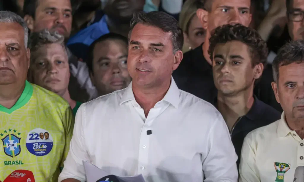 Brasília (DF), 25/10/2026 - O candidato à Presidência da República, senador Flávio Bolsonaro (PL), fala com jornalistas após ser derrotado no segundo turno das eleições pelo candidato Luiz Inácio Lula da Silva (PT). Foto: Joédson Alves/Agência Brasil.