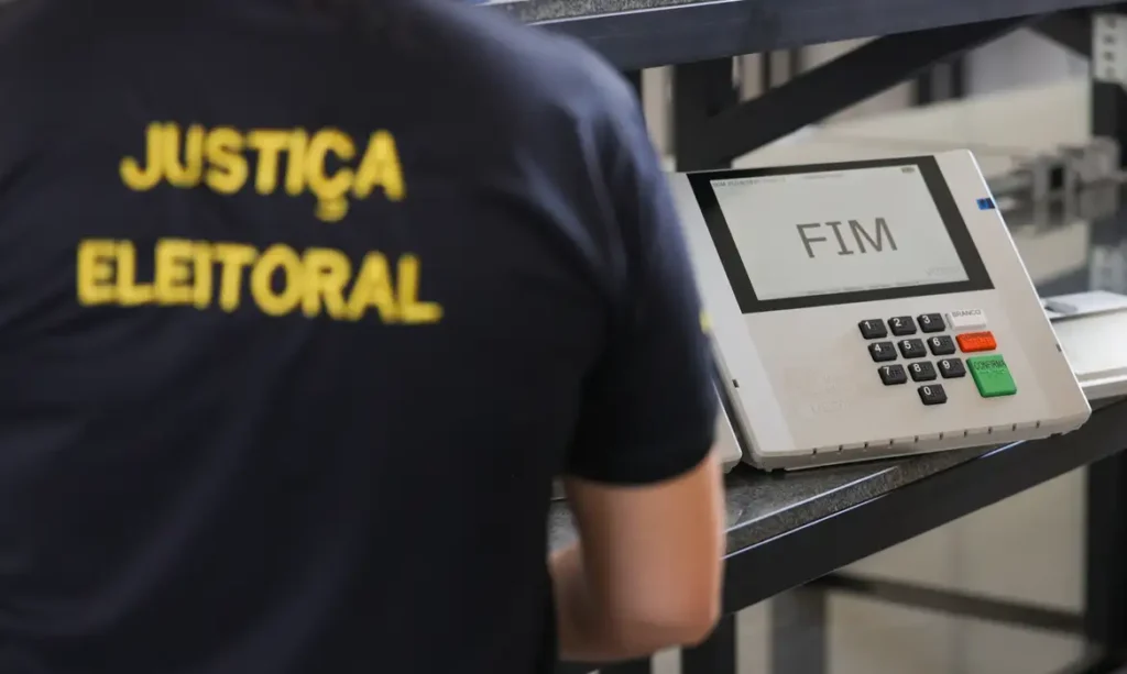 Brasília (DF)21/10//2026 TRE prepara as urnas eletrônicas para o 2º turno das eleições e faz demonstração de teste de integrigade do equipamento e de votação Foto: Fabio Rodrigues-Pozzebom/ Agência Brasil