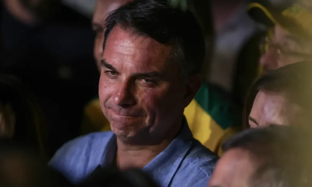Brasília (DF), 04/10/2026 - Flávio Bolsonaro (PL) fala com jornalistas após a vitória no primeiro turno das eleições de 2026 sobre seu oponente, Luiz Inácio Lula da Silva (PT). Foto: Joédson Alves/Agência Brasil