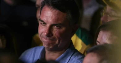 Brasília (DF), 04/10/2026 - Flávio Bolsonaro (PL) fala com jornalistas após a vitória no primeiro turno das eleições de 2026 sobre seu oponente, Luiz Inácio Lula da Silva (PT). Foto: Joédson Alves/Agência Brasil