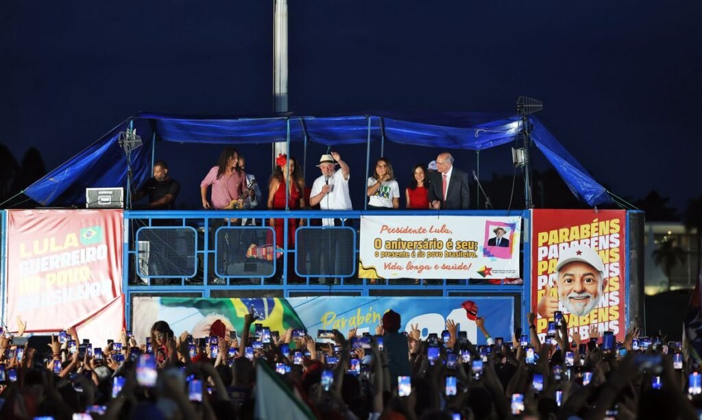 Brasília (DF), 27/10/2026 - Presidente da República reeleito, Luiz Inácio Lula da Silva, fala durante comemoração do seu aniversário em frente ao Palácio da Alvorada. Foto: Valter Campanato/Agência Brasil