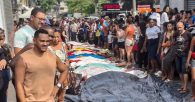 Rio de Janeiro (RJ), 22/12/2025 - Retrospectiva 2025 - Foto feita em 29/10/2025 - Dezenas de corpos são trazidos por moradores para a Praça São Lucas, na Penha, zona norte do Rio de Janeiro, após ação policial da Operação Contenção. Foto: Eusébio Gomes/TV Brasil