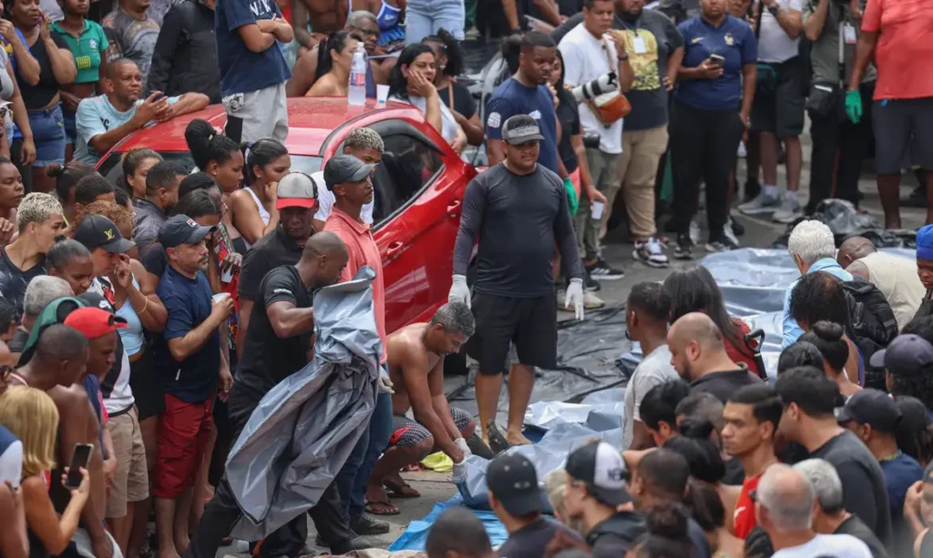 Rio de Janeiro (RJ), 29/10/2025 - Dezenas de corpos são trazidos por moradores para a Praça São Lucas, na Penha, zona norte do Rio de Janeiro. Operação Contenção. Foto: Tomaz Silva /Agência Brasil