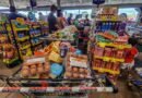 12/06/2026 - Brasília - Consumidores enfrentam longas filas nos caixas de um grande mercado atacadista para finalizar suas compras. Diante do cenário de inflação acumulada e da constante alta de preços nos itens básicos de alimentação, a busca por qualquer tipo de desconto ou promoção tornou-se estratégia essencial para aliviar o orçamento das famílias.Foto: Rafa Neddermeyer/Agência Brasil
