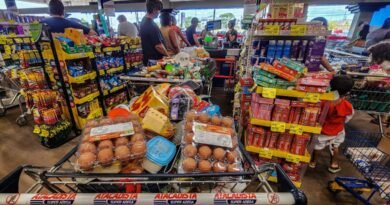 12/06/2026 - Brasília - Consumidores enfrentam longas filas nos caixas de um grande mercado atacadista para finalizar suas compras. Diante do cenário de inflação acumulada e da constante alta de preços nos itens básicos de alimentação, a busca por qualquer tipo de desconto ou promoção tornou-se estratégia essencial para aliviar o orçamento das famílias.Foto: Rafa Neddermeyer/Agência Brasil