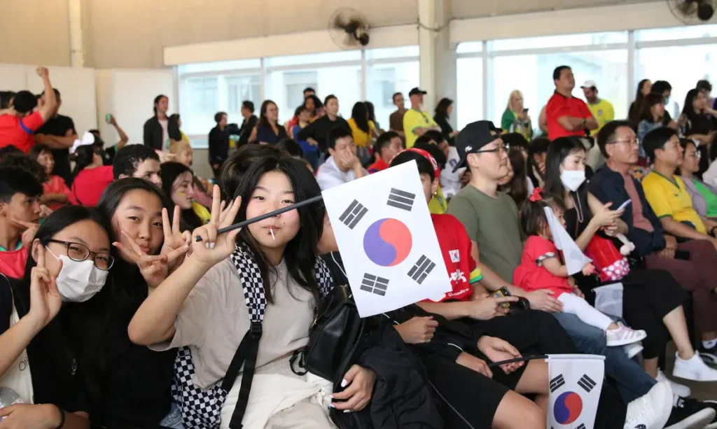 Jogo entre Brasil e Coreia do Sul pela Copa do Mundo do Catar no shopping Ksquare, no Bom Retiro.